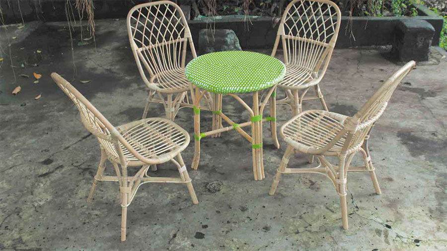 Sillas y mesa rattan natural decorado