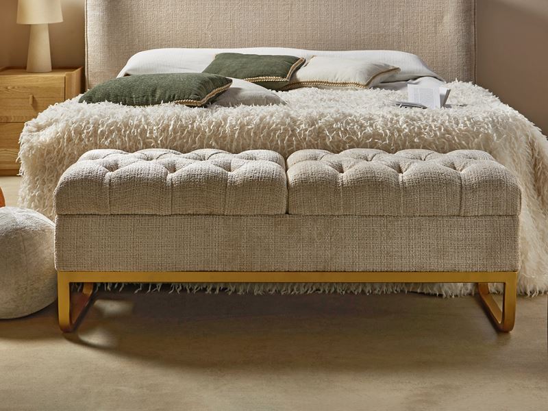 Banco Baul Descalzadora Tapizado Beige Patas Oro Serie Amandi