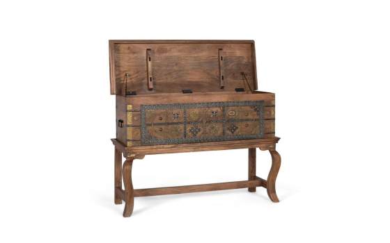 Baul Alto Oriental Tallado Decorado con Patas Serie Agard