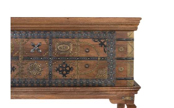 Baul Alto Oriental Tallado Decorado con Patas Serie Agard