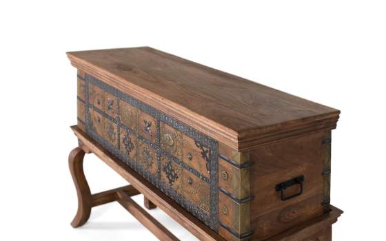 Baul Alto Oriental Tallado Decorado con Patas Serie Agard