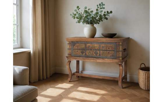 Baul Alto Oriental Tallado Decorado con Patas Serie Agard