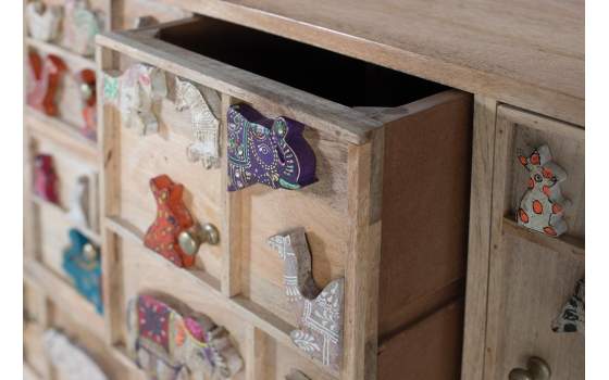 Comoda Madera Mango Detalles Animales Tallados  Albera