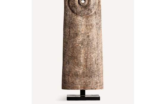 Escultura con Pie Tallada Estilo Etnico Madera Mango Akataon