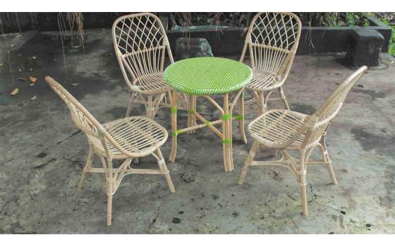 Juego de 4 Sillas y 1 Mesa Rattan Tapa Sintetica Serie Aneisa