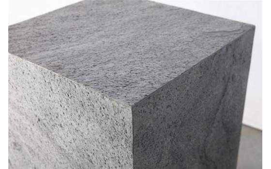 Mesa Auxiliar Cubo Chapeada en Piedra Serie Adirnos Mesa Auxiliar Cubo Chapeada en Piedra Serie Adirnos