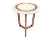 Mesa Rincon Redonda Madre Perla Madera y Rattan Aperies