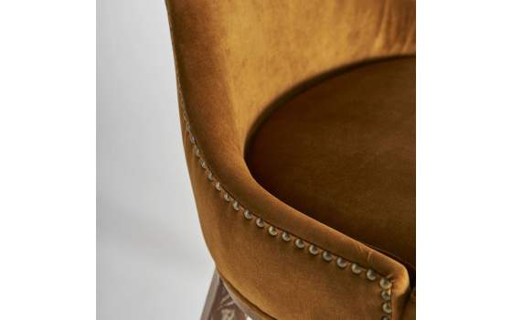 Silla Contemporanea Dozza Tapizada Tachuelas Serie Zenica