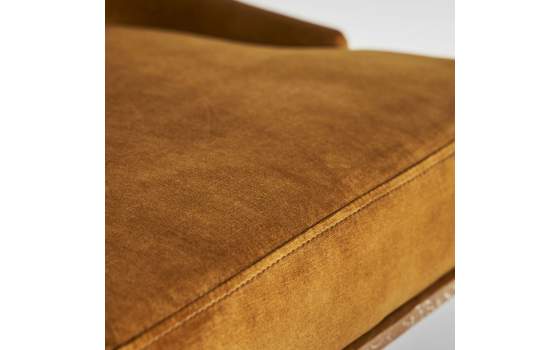 Silla Contemporanea Dozza Tapizada Tachuelas Serie Zenica