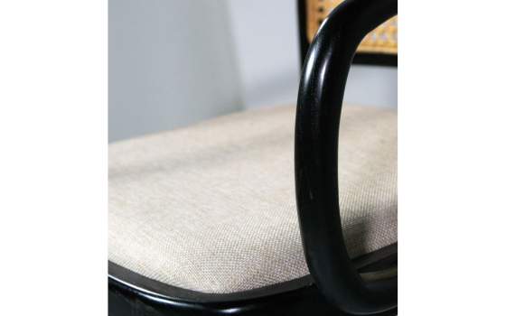 Sillon Clasico Negro Asiento Tapizado Respaldo Rejilla Aresisat