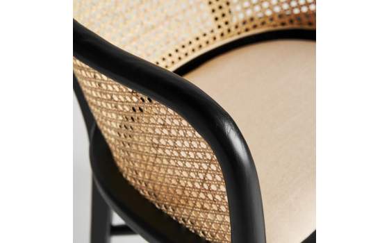 Sillon Contemporaneo Madera Rejilla Tapizado Negro Serie Nuchis