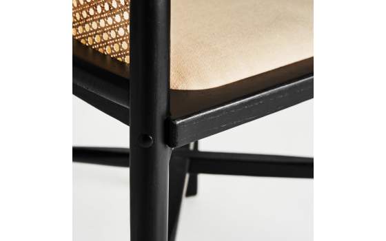 Sillon Contemporaneo Madera Rejilla Tapizado Negro Serie Nuchis